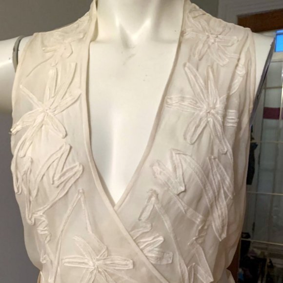 Top ivoire sans manches brodés de ruban avec ceinture en satin. - Picture 1 of 4